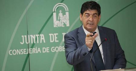 Diego Valderas explicando a que precio compra los pisos de sus vecinos desahuciados