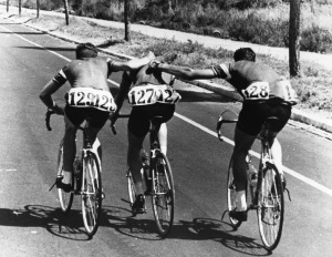 Knud Jensen ayudado por su equipo.