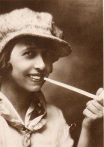 Mistinguett a mediados de los años 20. Fotografía: P. Apers.