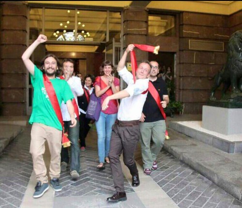 Concejales de "Podemos" salen borrachos de la toma de posesión.