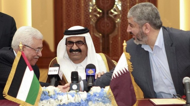 El presidente palestino, Mahmoud Abbas, izquierda, estrecha la mano del líder de Hamas, Khaled Mashaal, a la derecha, como el emir de Qatar, Sheikh Hamad bin Khalifa Al Thani, centro, se ve en, después de firmar un acuerdo en Doha, Qatar, Lunes, 06 de febrero 2012 (Foto: AP / Osama Faisal)