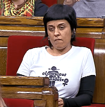 Mire la camiseta de la diputada que tiene en sus manos a Artur&nbsp;Mas
