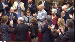 Forcadell aplaudida por la bancada del gobierno catalán tras ser elegida presidenta del Parlament de Cataluña.