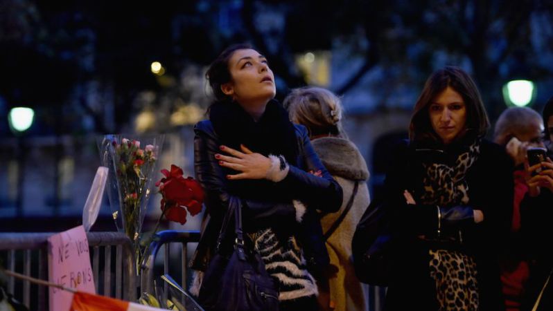 paris-mujer-bataclan