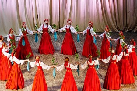 La Agrupación Beryozka y su paso flotante / The Beryozka Association and its floating&nbsp;step