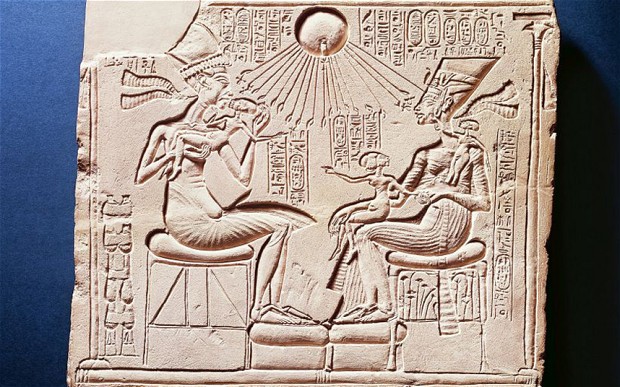 Akhenatón, Nefertiti y sus hijas. Análisis iconográfico de la&nbsp;obra.