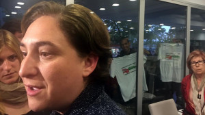 Barcelona Ada Colau atiende a los medios con los vecinos d fondo gritando no es nuestro proyecto fotografia de Carlos Marquez