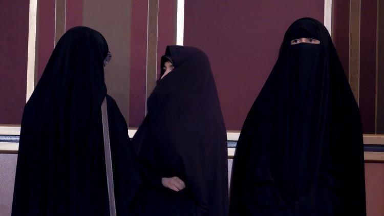 ALTO CLÉRIGO IRANÍ AFIRMA QUE LA INDUMENTARIA DE LAS MUJERES PROVOCA QUE LOS RÍOS SE&nbsp;SEQUEN