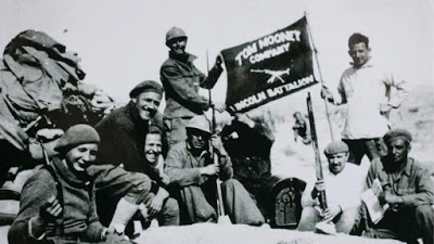  Ver el nombre escrito en la bandera: Lincoln Battalion