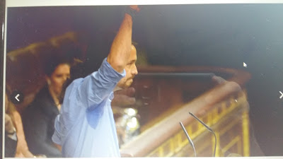 La axila sudada del falso proletario con su uniforme de gala.                                     De etiqueta en los Goya y de camisa remangada con el Rey o en las Cortes.