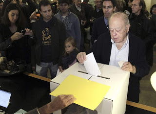  Pujol vota rodeado de respeto en las urnas de cartón. ¿Se imaginan                                                                   votando de igual manera a Bárcenas o Granados?