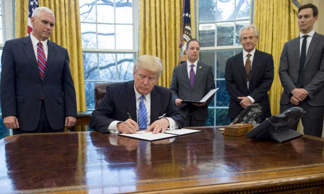 Trump saca a Estados Unidos del acuerdo comercial con el Pacífico y anuncia bajadas “masivas” de&nbsp;impuestos.