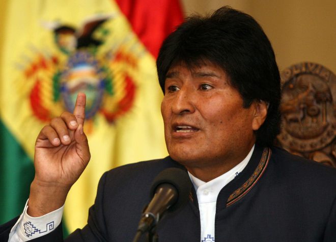 BOL01. LA PAZ (BOLIVIA), 28/08/2013.- El presidente de Bolivia, Evo Morales, habla durante una rueda de prensa hoy, miÈrcoles 28 de agosto de 2013, en La Paz (Bolivia), en la que pidiÛ a Brasil "devolver" al senador opositor Roger Pinto a la Justicia boliviana para contribuir a la lucha contra la corrupciÛn. Pinto huyÛ al paÌs vecino el viernes pasado desde la Embajada de Brasil en La Paz con la ayuda del diplom·tico Eduardo Saboia y soldados de ese paÌs, en dos automÛviles oficiales de la legaciÛn. EFE/Martin Alipaz