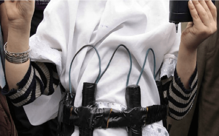 Idiota española se casa con un yihadista y le regalan un cinturon explosivo