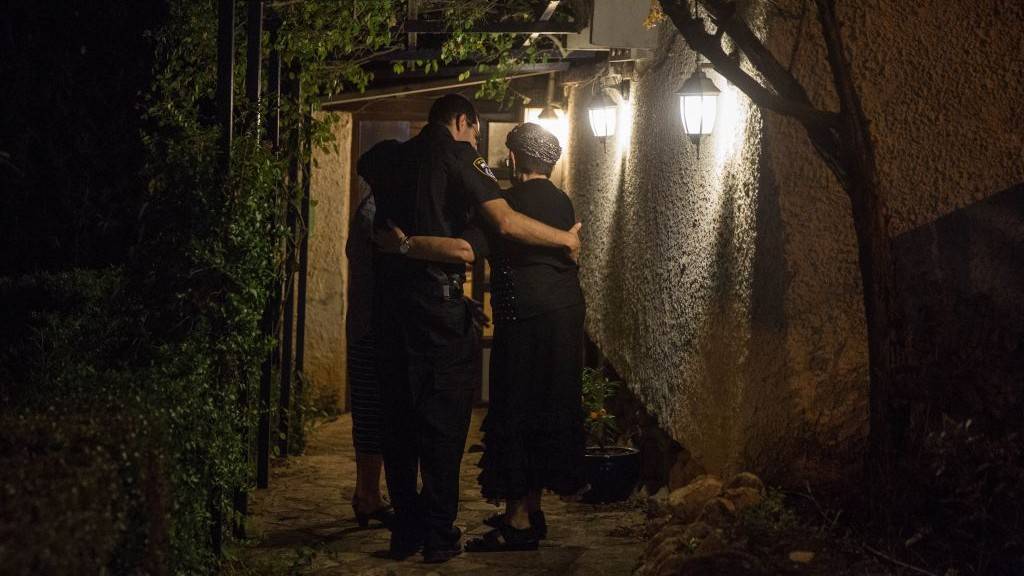 El terrorista islámico tocó la puerta y la familia judía en Halamish le&nbsp;abrió