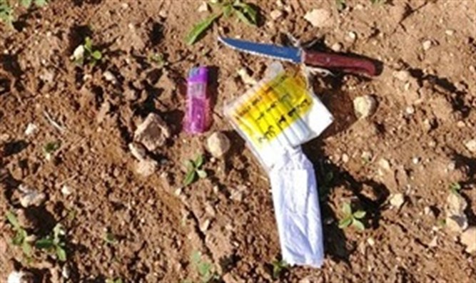 Terrorista vestido como soldado atrapado con un cuchillo y un mapa de la comunidad de&nbsp;Negohot