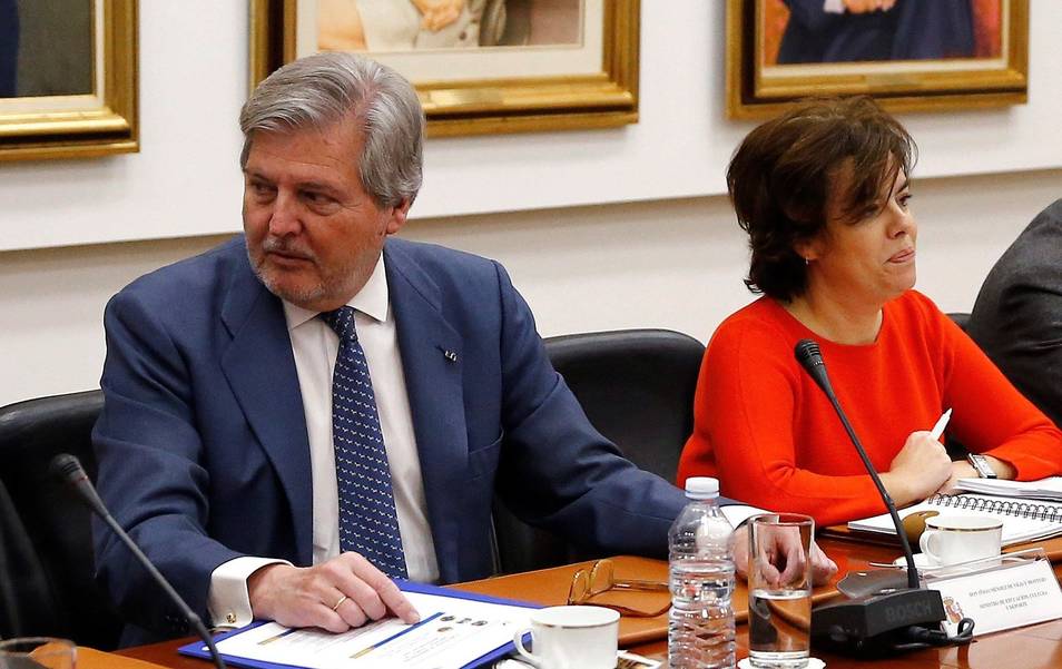 mendez-de-vigo-soraya-saenz-de-santamaria-efe-28122017-1