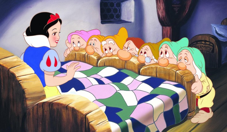 Blancanieves, los siete enanitos y un señor con corbata y&nbsp;casco.