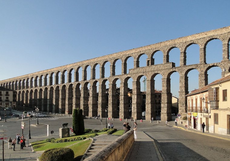 ¡TARADOS SIN FRONTERAS! Piden demoler el Acueducto de Segovia por ser «un símbolo de represión del Imperio&nbsp;romano»