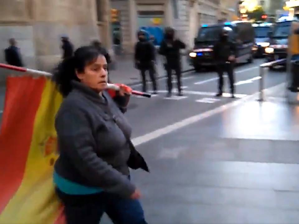 Mujer con la bandera de España se planta en medio de los CDR y no se&nbsp;va