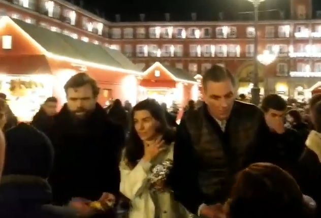 VOX reparte bocadillos a los españoles más necesitados en la Plaza Mayor de&nbsp;Madrid