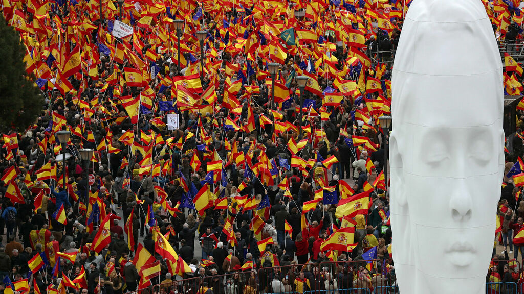 Una gran multitud exige a Sánchez en la Plaza de Colón elecciones ya – EL&nbsp;ESPAÑOL