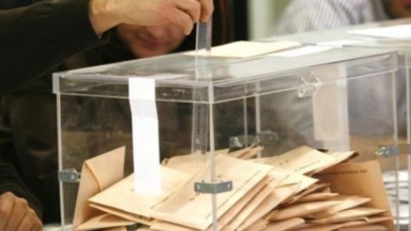 BOICOT A VOX La Junta Electoral suspende el debate de Atresmedia por incluir a Vox / Preguntados por si el problema es la presencia de Vox o la ausencia de otros grupos desde la JEC son claros: «Las dos cosas. Los demás tienen derecho y Vox no» / Rosa Díez en Twitter: «Qué cosas pasan en la España de Sánchez: en 2015 hubo debates con la inclusión de C’s y Podemos (que eran extra parlamentarios) y se dejó fuera a UPyD (con grupo parlamentario) y la JEC no apreció irregularidad alguna. Parece que Sánchez tiene&nbsp;miedo»