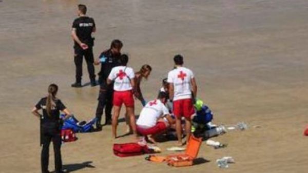 LO QUE LA PRENSA CALLA: Un magrebí arrastra a una  socorriste hasta las duchas para&nbsp;violarla