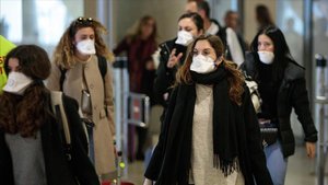 viajeros-procedentes-italia-protegidos-con-mascarillas-llegada-aeropuerto-manises-valencia-febrero-del-2020-1582653283468