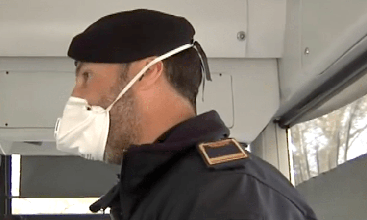 CORONAVIRUS: Un hombre pide a la Policía que le detengan por estar «harto de estar encerrado con su&nbsp;madre»