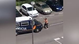 Así se la juega la policía contra un loco con dos catanas que se salta el confinamiento