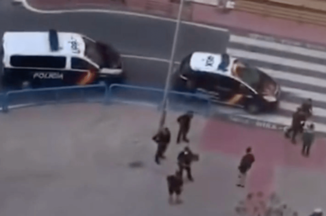 YouTube elimina los vídeos de policías identificando a paseantes que llevan banderas de&nbsp;España